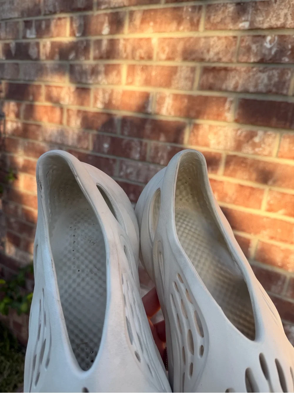 Yeezy Foam Runners in Light Cream/Off-White Size 8